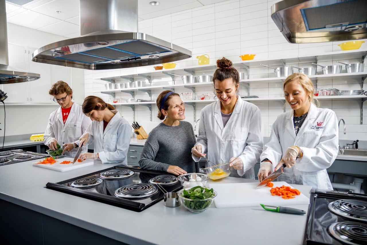 Four students and a faculty member in the Foods and Nutrition Lab